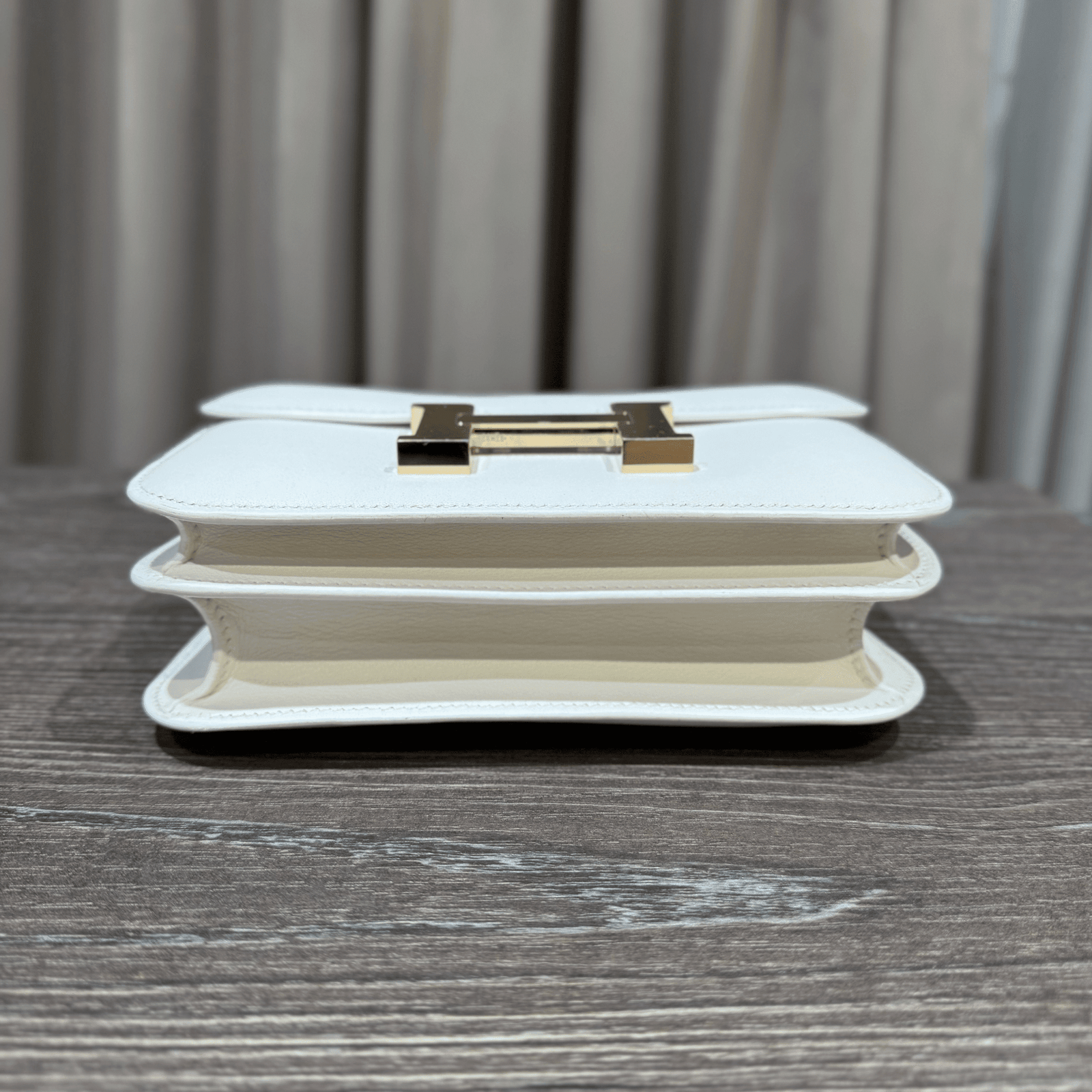 hermes-new-white-constance-iii-18-mini-miroir-veau-swift-gold-hardware-hermes-1153103478.png Hermès Constance III 18 Mini Miroir Veau Swift Gold Hardware - Image 1